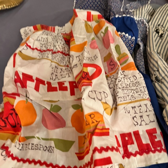 Reseller Bundle of Vintage Aprons - Picture 2 of 5